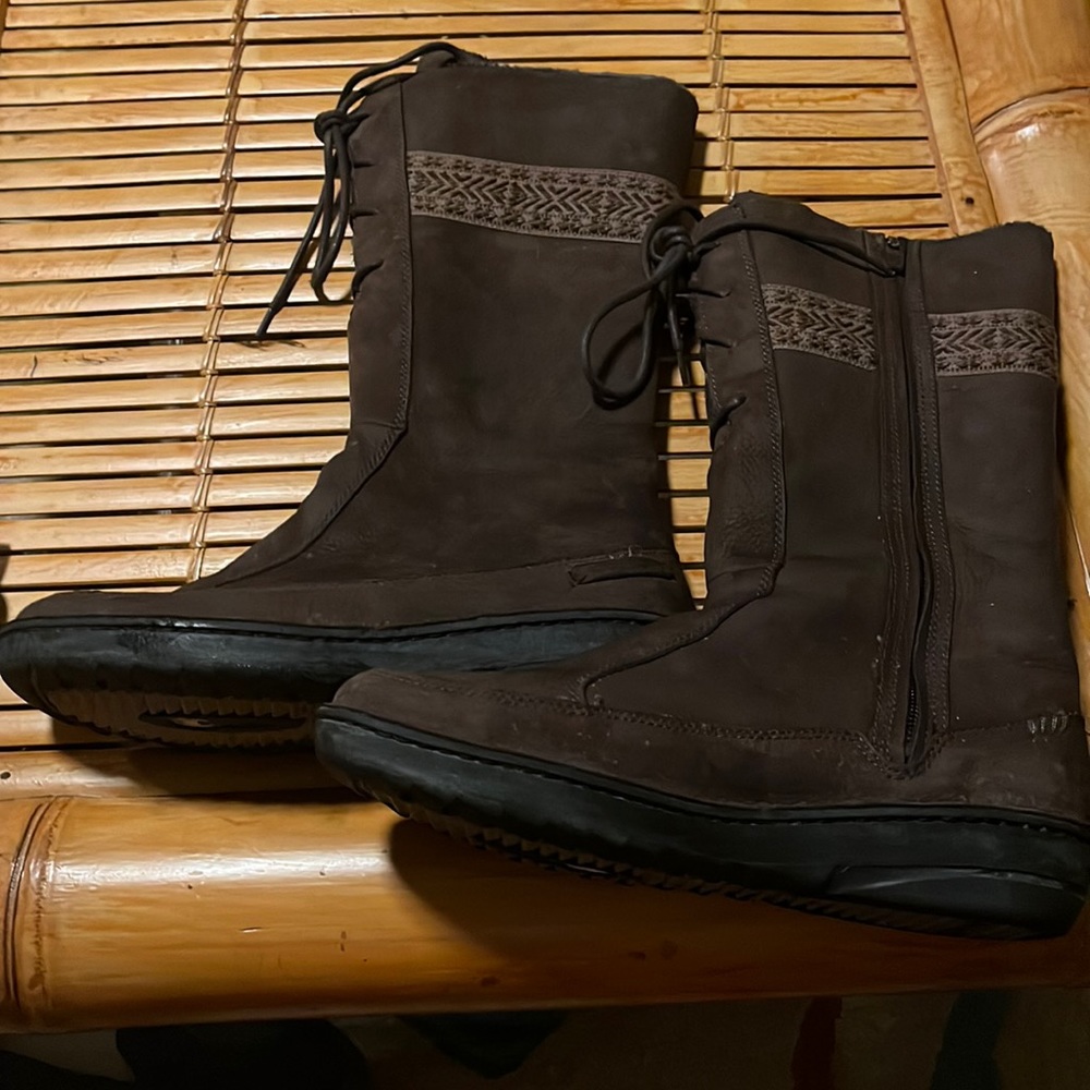 Like new leather Teva winter boots size 10